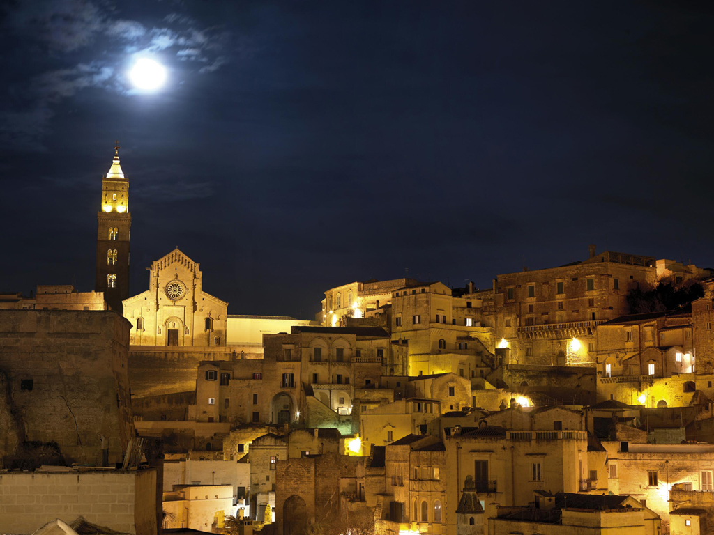 Sextantio Albergo Diffuso Le grotte della Civita. Al crepuscolo sembra di trovarsi all'interno di un suggestivo e splendido presepe.