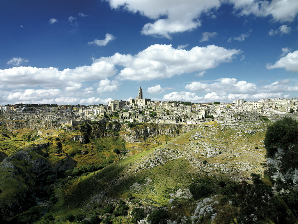 Matera. Sextantio Albergo Diffuso Le grotte della Civita. Il complesso è collocato nella parte più antica dei Sassi, la Civita, a strapiombo sul torrente Gravina, di fronte al Parco della Murgia e delle sue chiese rupestri.