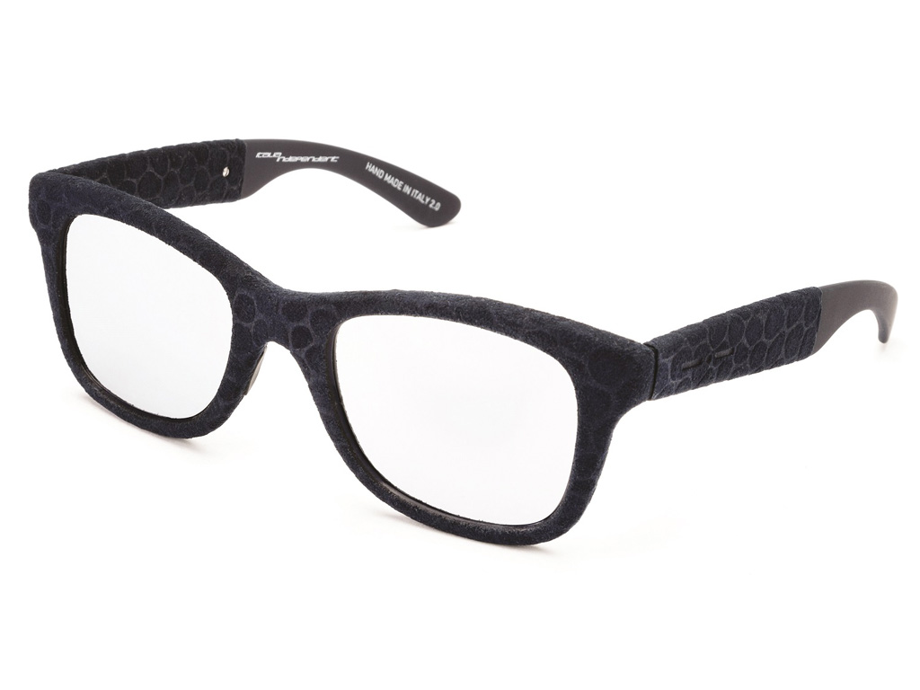 Italia Independent e Alcantara. Elegante pattern tridimensionale che ricorda le nervature delle foglie. Lenti blu fumé. Prezzo al pubblico pari a 279 Euro.