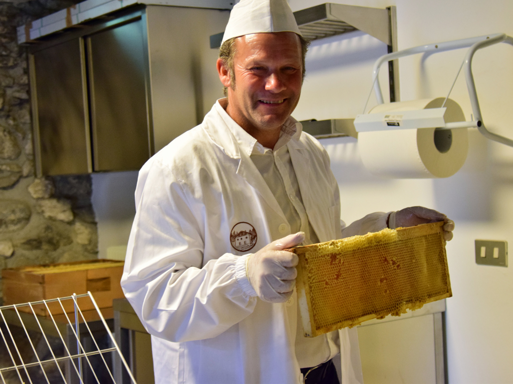 Stefano, apicoltore, procede con la smielatura nel laboratorio del MMApe in occasione di Melissa. ©MMape, Mulino Museo dell'Ape.