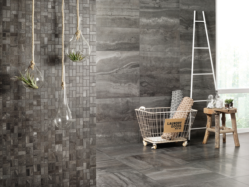 Ceramiche Coem. “Reverso2” aggiunge tre nuovi colori alla collezione originaria: White, Silver e Black. Il prodotto interpreta il retro delle lastre in travertino, parzialmente imperfette, con grafiche superficiali meno evidenti. Lo stile è in linea con la tendenza “raw”, un mood ruvido, che rimanda al fascino della materia grezza, poco lavorata. Sono piastrelle tattili, da apprezzare per le superfici scabre e irregolari.