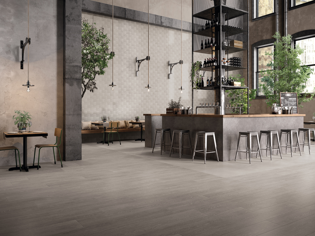 Emilgroup. “Tr3nd”, è la nuova collezione del brand “Ergon”. Pensata per i progettisti unisce cemento, legno naturale e maiolica. Disponibile in otto nuance, quattro calde e quattro fredde, la collezione è resa ancora più originale dalla possibilità di conferire al prodotto tridimensionalità e nel non avere mai grafiche uguali su almeno 10 metri quadrati di prodotto.