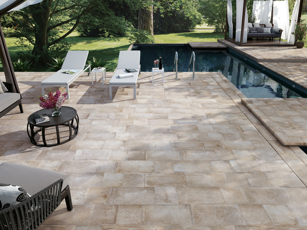 Fincibec Group. Dal brand “Monocibec” la collezione di pavimenti “Geobrick” in grès fine porcellanato. Pensato per gli spazi indoor e outdoor si ispira alle pavimentazioni realizzate con mattoni verniciati, ma richiama anche le sensazioni materiche e cromatiche del cotto tradizionale. Disponibile con finitura naturale, per interni, e grip (antiscivolamento, per gli spazi esterni.