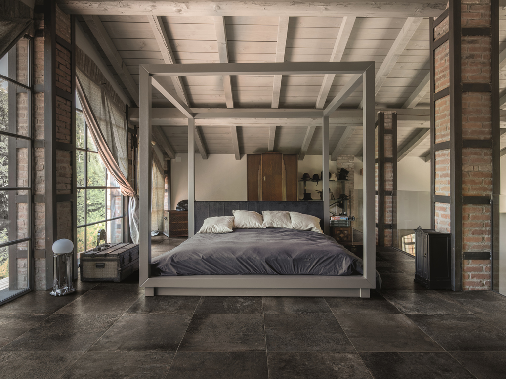 Florim Ceramiche. La collezione “Le Argille” del brand “Casa dolce Casa” è decisamente emozionante. Riflette la memoria storica del marchio e ne testimonia l’attualità nella capacità di reinterpretare un classico come il pavimento in cotto. L’eco del passato si veste di nuove cromie e sfumature lasciando intatto quel forte senso di casa e di vissuto, aggiungendovi però tutte le qualità del grès porcellanato.