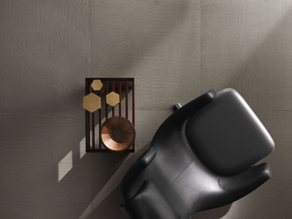 Lea Ceramiche. La collezione “Trame” è un progetto composito, con effetti materici modulati in tre texture differenti: “Canvas” (nella foto) propone la trama del lino con una grafica delicata a rilievo che ne esalta la tridimensionalità. “Plaster” ricrea una superficie strutturata morbida e spatolata; “Matter” più ruvida e opaca, è la rappresentazione di un cemento granuloso e grezzo.