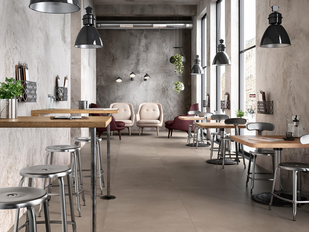 Marazzi Group. “Powder”, in grès porcellanato dà un’interpretazione colta e raffinata del cemento. Contraddistinto da una grafica morbida e sfumata è proposto in una serie di delicate varianti cromatiche. Grandi formati, esagoni e mosaici a “spina di pesce” caratterizzano questa collezione pensata per interni residenziali e contract. Ideale sia per i pavimenti sia per i rivestimenti a parete.