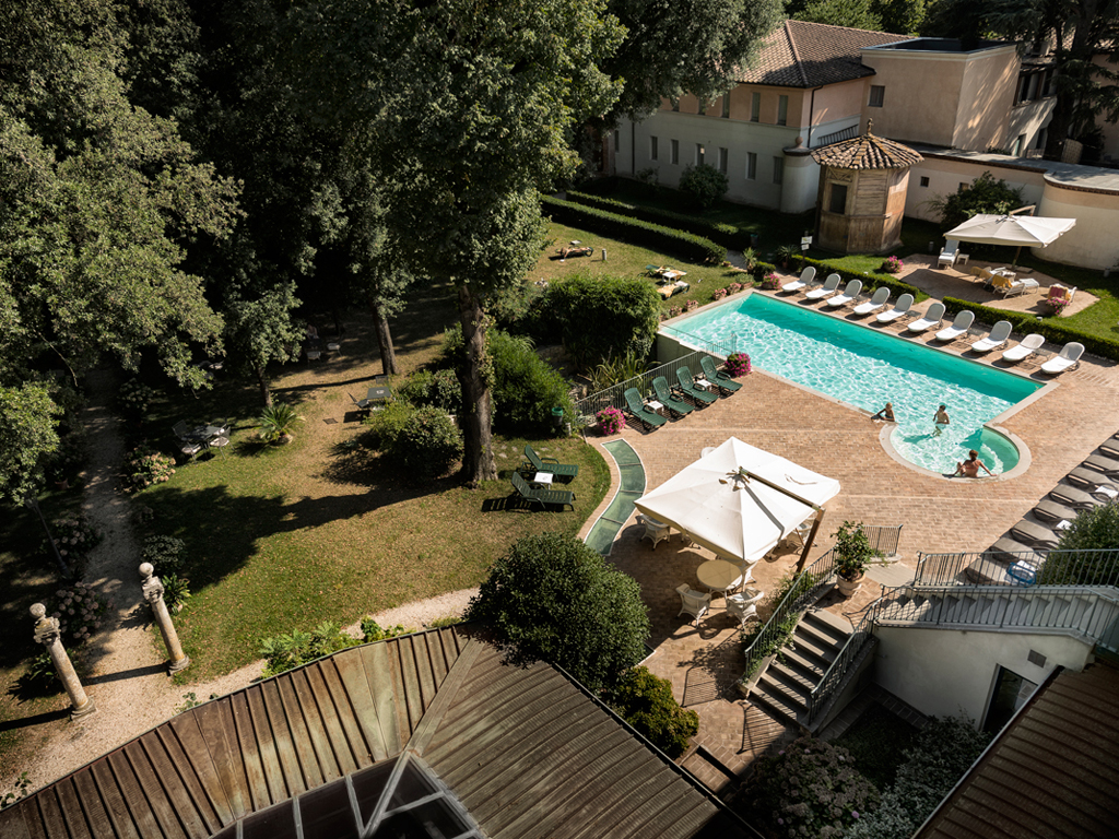 Hotel Alla Posta dei Donini. Una panoramica della struttura ricettiva. Il tempo è scandito dai suoni della natura. Nel cuore dell’Umbria a San Martino in Campo, Perugia.