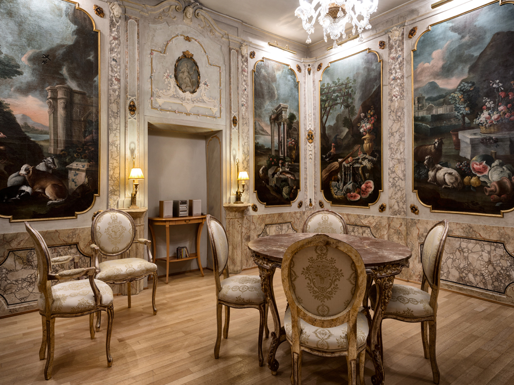 Hotel Alla Posta dei Donini. Sala dei Giuli. Al piano terra sono presenti cinque sale i cui soffitti sono stati affrescati nella prima e nella seconda metà dell’Ottocento.