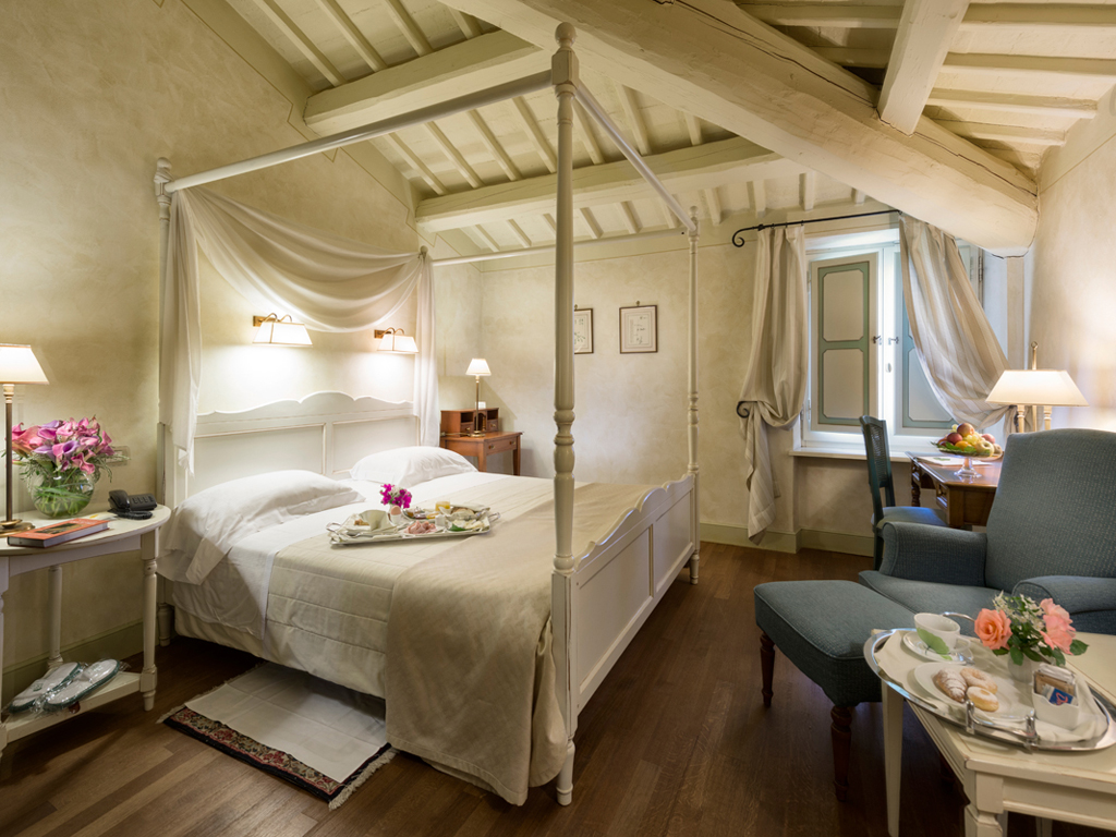 Hotel Alla Posta dei Donini. Dislocate nei due edifici, di Villa Laura e Villa Costanza, si contano quarantotto camere da letto, tutte sintesi di raffinatezza e personalità.