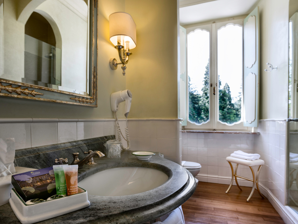 Hotel Alla Posta dei Donini. Nell'immagine, una sala da bagno. Le camere sono di varie tipologie e l’elemento che le accomuna è la cura dei particolari e l’eleganza negli arredi.