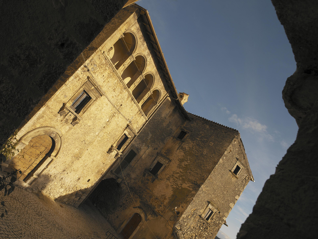 Sextantio Albergo Diffuso. Santo Stefano di Sessanio. Il Palazzo delle Logge: Palazzo nobiliare realizzato da maestri scalpellini giunti appositamente da Firenze.