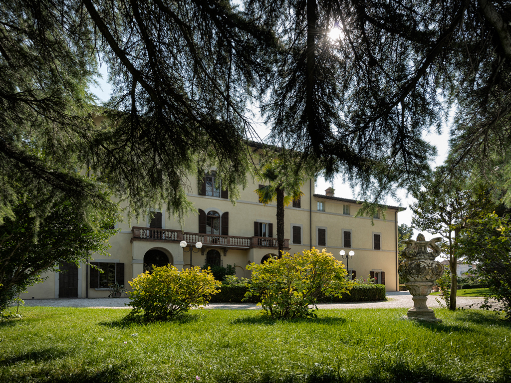 Hotel Alla Posta dei Donini. Un elegante “giardino all'italiana”, di impianto seicentesco, accoglie gli ospiti. Dietro alla Villa il “bosco romantico”, grottini in pietra, vialetti e ponticelli che attraversano un lecceto secolare in cui spicca un leccio di oltre quattrocento anni.