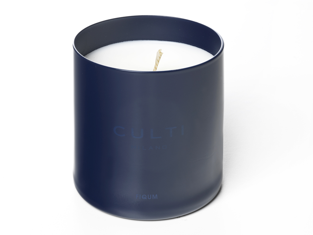 Culti Milano. Le candele profumate. Ogni fragranza è abbinata ad un colore del vaso in vetro ed è identificata da una serigrafia ton sur ton. Nell'immagine, Blu per Fiqum.