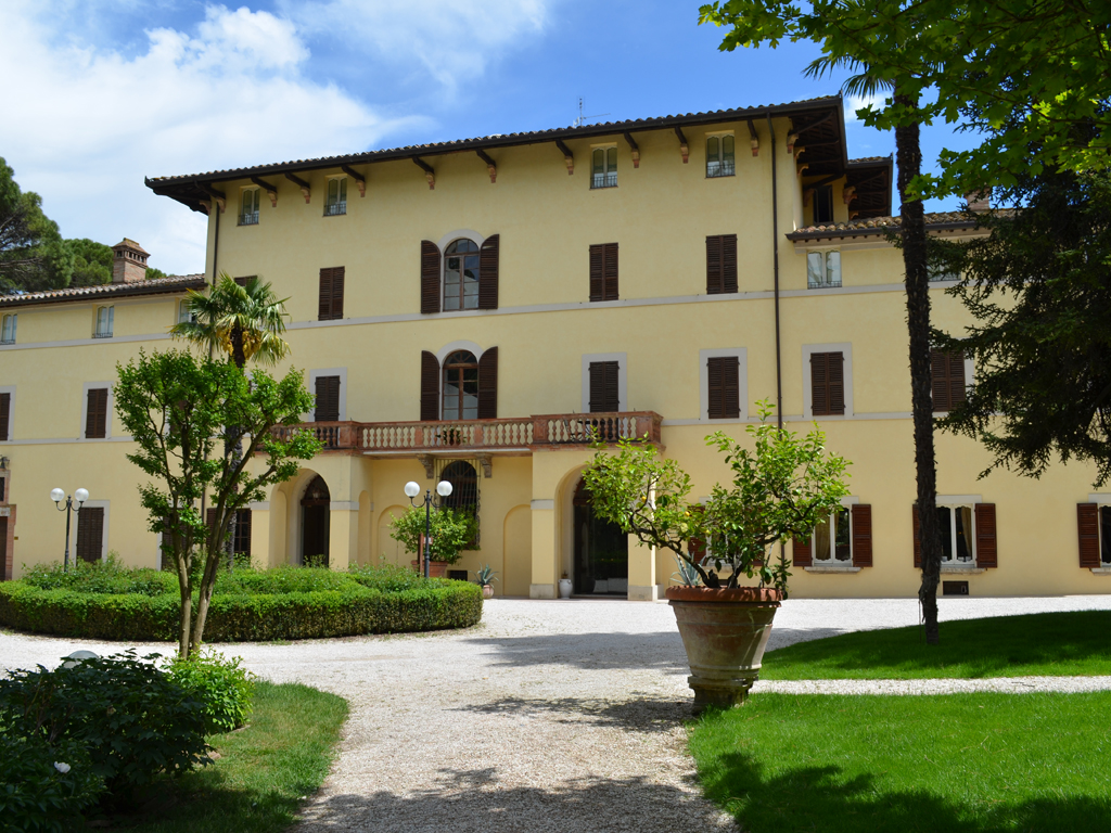 Hotel Alla Posta dei Donini. Ingresso principale. La proprietà si compone di due dimore: Villa Costanza e Villa Laura. Classificata Si aggiunge la casa del custode, trasformata in ristorante alla carta dal nome Pantagruel. Classificata Residenza d’Epoca è vincolata dalla Sovrintendenza dei Beni Culturali.