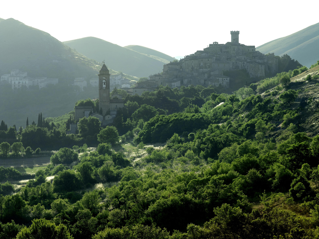 Santo Stefano di Sessanio, fa parte del Club dei Borghi più belli d'Italia. E' a 1250 metri slm e gli abitanti non sono più di cento anime.