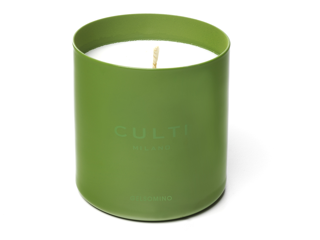 Culti Milano. Le candele profumate. Ogni fragranza è abbinata ad un colore del vaso in vetro ed è identificata da una serigrafia ton sur ton. Nell'immagine, Verde per Gelsomino.