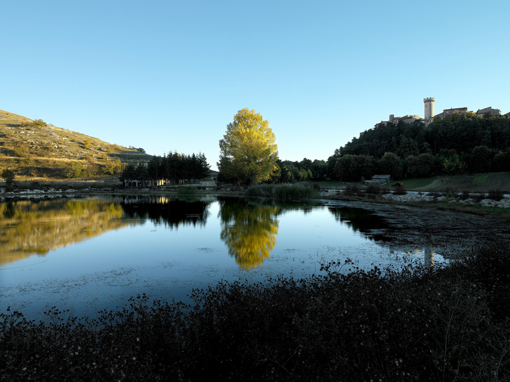 Santo Stefano di Sessanio. Appena fuori della mura del paese, si rispecchia nel lago la Chiesa della Madonna del Lago (XVII sec.).