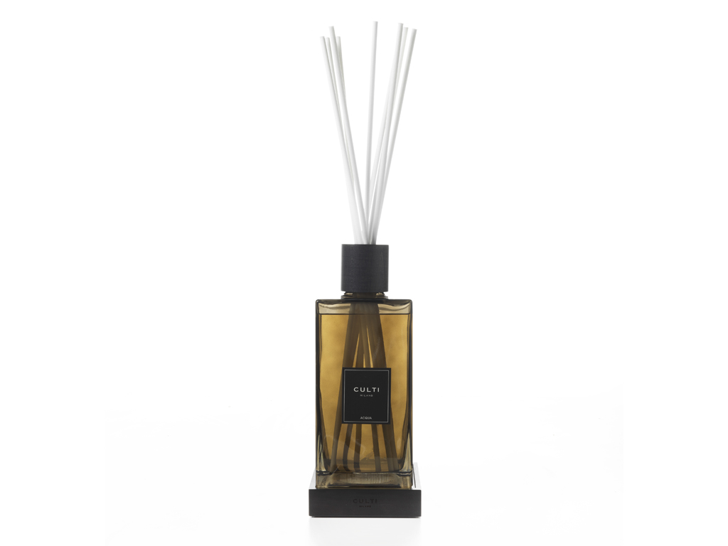 Culti Milano. Realizzate in acero naturale le nuove basi luminose per la forma rotonda della Linea Stile e Colours in acero verniciato moka per la forma quadrata della Linea Decor. Piccoli complementi d'arredo che accendono atmosfere suggestive.
