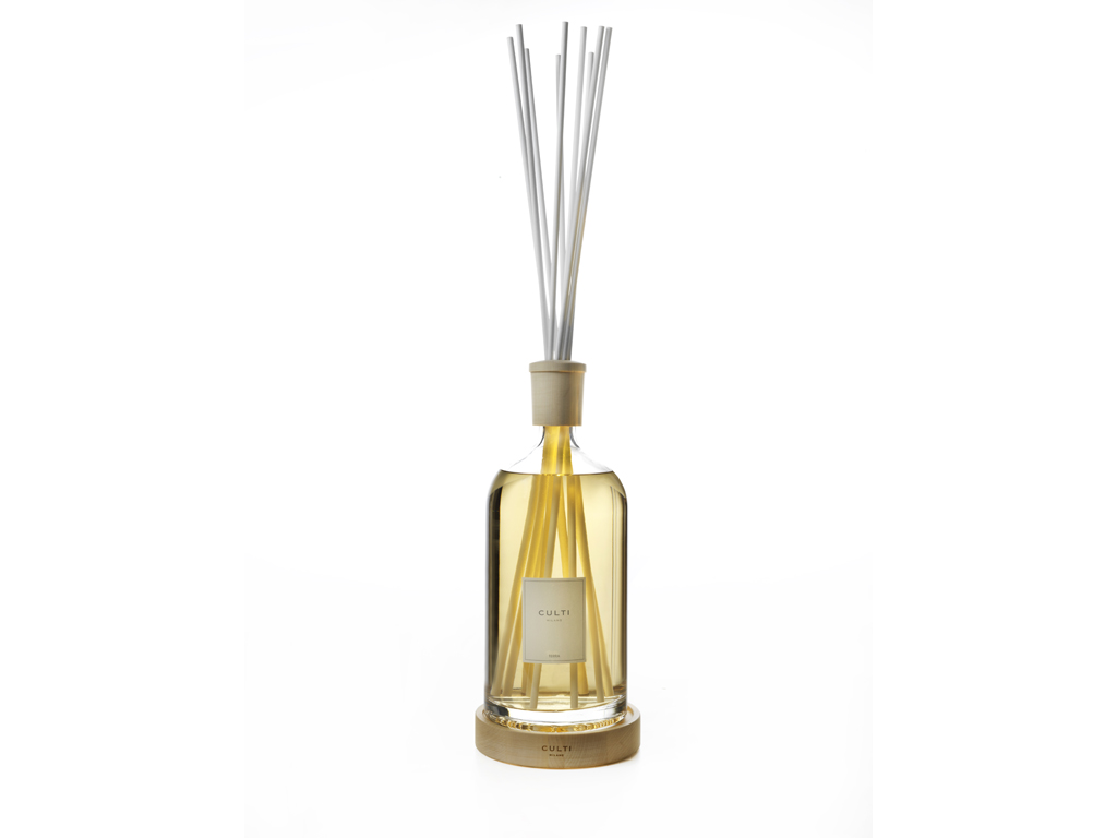 Culti Milano. Realizzate in acero naturale le nuove basi luminose per la forma rotonda della Linea Stile e Colours in acero verniciato moka per la forma quadrata della Linea Decor. Piccoli complementi d'arredo che accendono atmosfere suggestive.