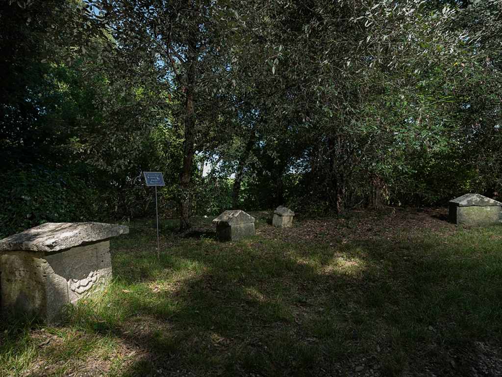 Hotel Alla Posta dei Donini. Reperti storici e archeologici, come delle urne cinerarie etrusche (nell'immagine) risalenti al III Secolo a.C..