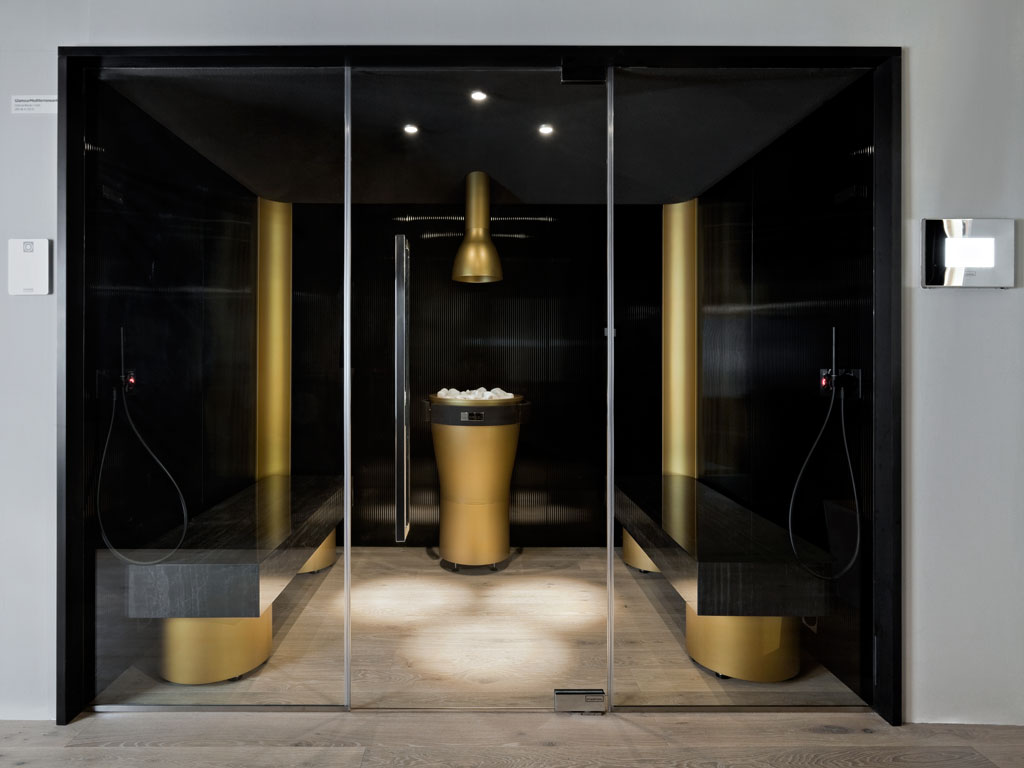 Starpool. GlamourMediterraneanPro. Il nuovo bagno mediterraneo, ideato per l’universo professional. Il sistema di pareti radianti mantiene mite la temperatura del bagno. Forme sinuose e morbide con l’impiego di oro e argento valorizzano la fonte d’immissione del calore, il camino e le colonne a parete. Soffitti a lanterna con incastonati fari Led dimmerabili.