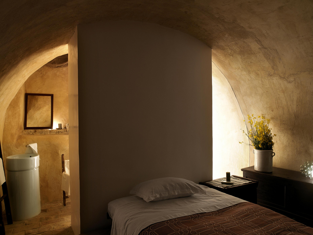 Sextantio Albergo Diffuso. Santo Stefano di Sessanio. Nell'immagine la camera Il Vicolo. Saponi artigianali all'olio di oliva e sapone per capelli all'olio di lupini. Nella tradizione il senso dell'accoglienza.