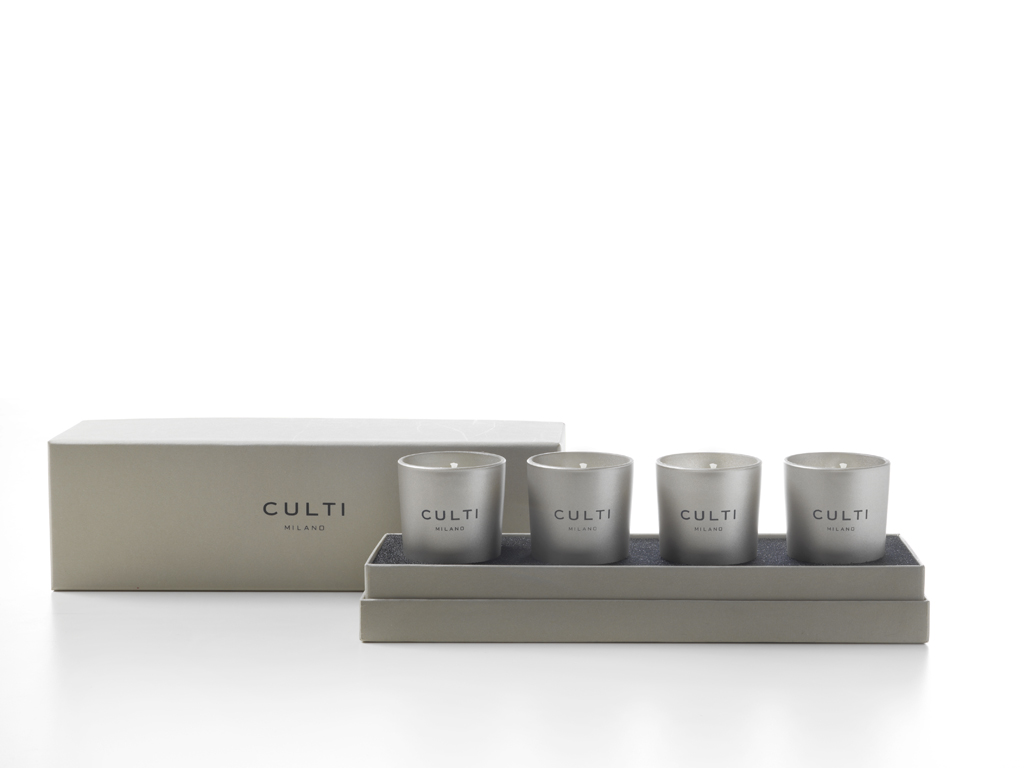 Culti Milano. La nuova serie Gift Box. Nell'immagine un assortimento di quattro miniature da 65 gr. delle candele nelle fragranze: Gelsomino, Ebano, Fiqum e Mendula.