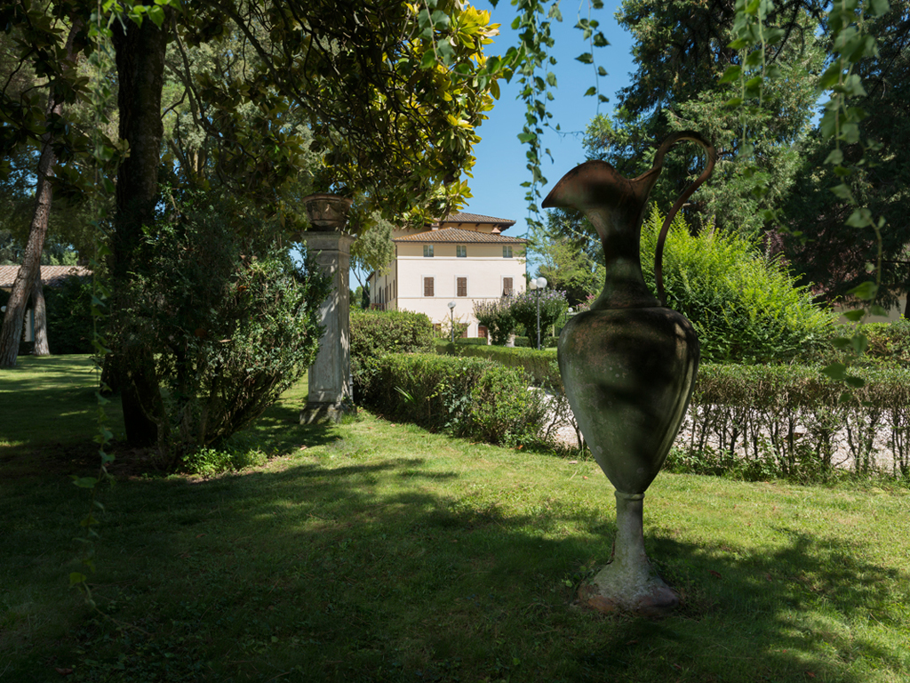 Hotel Alla Posta dei Donini. Di fronte all’ingresso principale della villa sono collocati sei vasi, del Settecento, in terracotta.