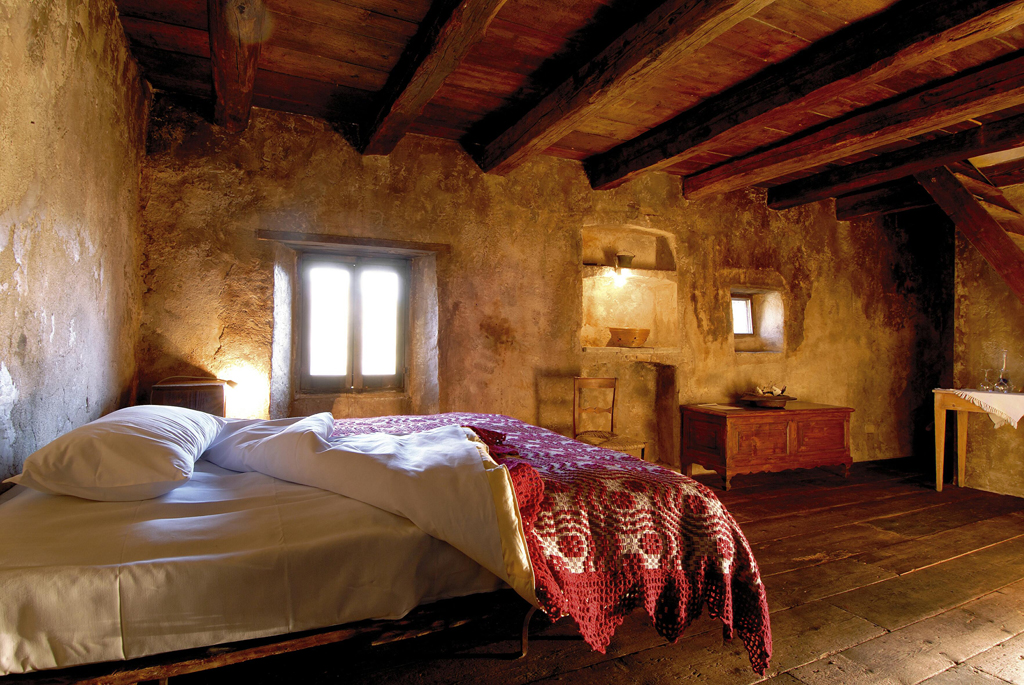 Sextantio Albergo Diffuso. Santo Stefano di Sessanio. Tutte le camere sono arredate in modo sobrio e conservano alcuni oggetti archiviati nei musei.