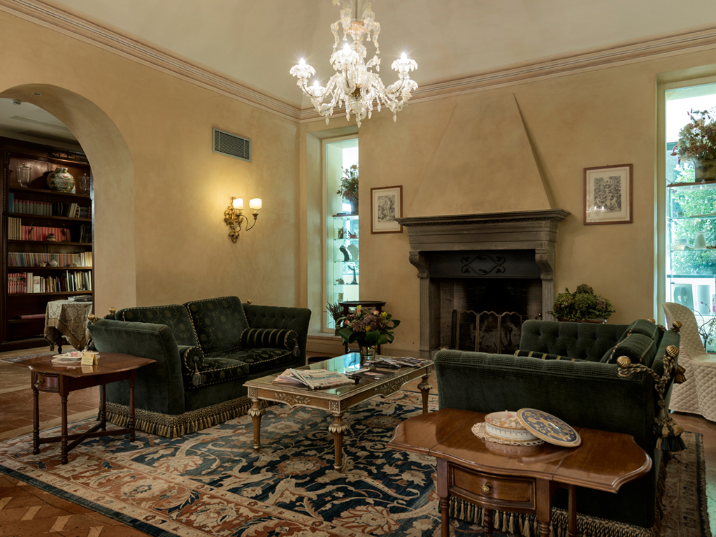 Hotel Alla Posta dei Donini. La hall, nell’immagine, impreziosita da mobili del Settecento e Ottocento, i salotti in tessuto pregiato, raffinati lampadari di Murano, pavimenti in cotto e ceramiche di Deruta.