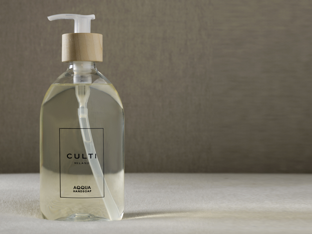 Culti Milano. Crema mani della nuova linea Welcome. Emollienti e super-idratanti, nelle fragranze Aqqua e Ode Rosae. Confezione da 500 ml.
