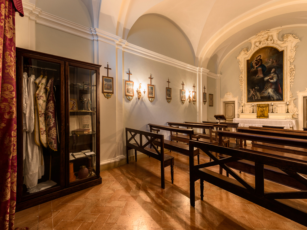 Hotel Alla Posta dei Donini. Nell’immagine la cappella settecentesca. All’interno è custodita una magnifica pala d’Altare, olio su tela, che rappresenta San Filippo Neri e la Madonna, dipinta dalla scuola di Francesco Appiani.