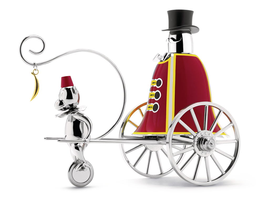 Officina Alessi. “The Ringleader” è un campanello da tavola. Un capobanda con l’inconfondibile giubba rossa, l’elegante cappello a cilindro e i folti moustache guida l’andatura della sua fida scimmietta da un piccolo calesse. “The Ringleader” si anima con un colpo deciso sul cilindro mentre la piccola assistente si spinge in una corsa, attirata dalla prospettiva di assaporare una gustosa banana. In acciaio inossidabile 18/10. Serie limitata a 999 pezzi numerati e 9 prove d'autore.