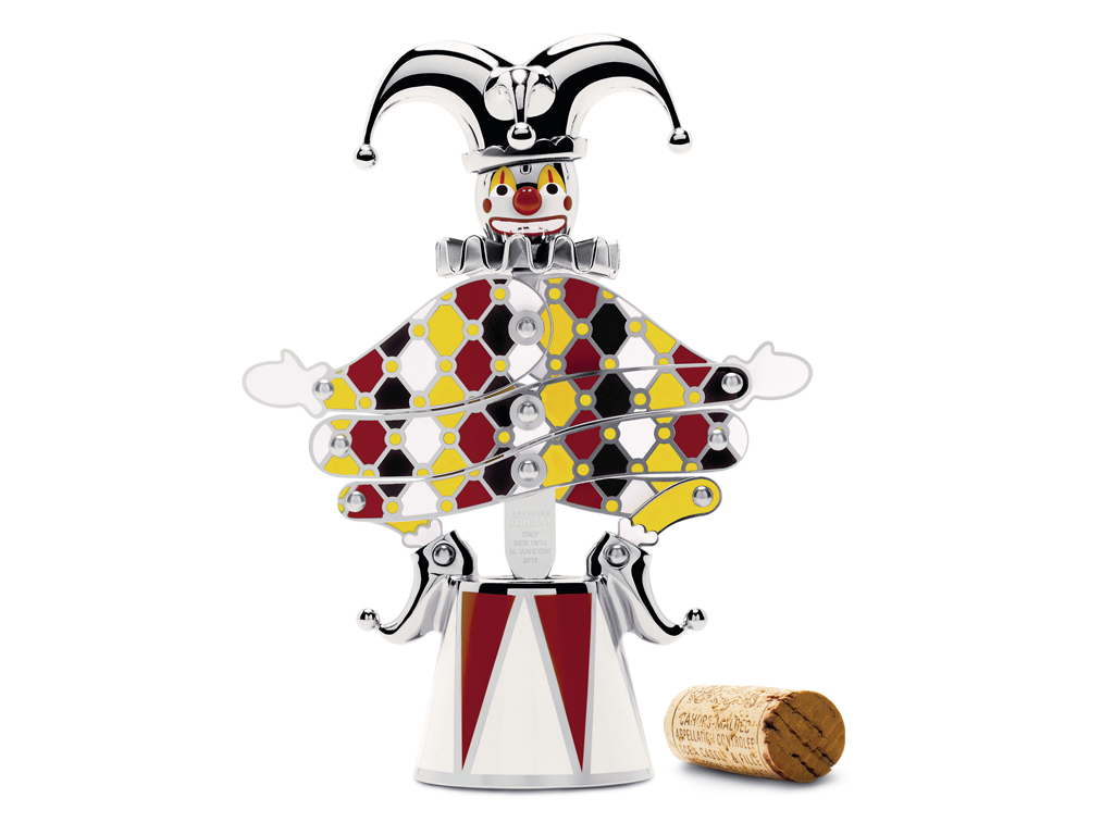 Officina Alessi. “The Jester” è un cavatappi ma è anche un saltellante giullare dal costume variopinto. Marcel Wanders ha celato abilmente le parti funzionali all'interno degli elementi che lo compongono. La pedana nasconde il vermiglione e serve a posizionare lo strumento sul collo della bottiglia, mentre il cappello a punte è un’impugnatura pratica che facilita l’estrazione del tappo. In acciaio inossidabile 18/10. Serie limitata a 999 pezzi numerati e 9 provOfficina Alessi. “The Jester” è un cavatappi ma è anche un saltellante giullare dal costume variopinto. Marcel Wanders ha celato abilmente le parti funzionali all'interno degli elementi che lo compongono. La pedana nasconde il vermiglione e serve a posizionare lo strumento sul collo della bottiglia, mentre il cappello a punte è un’impugnatura pratica che facilita l’estrazione del tappo. In acciaio inossidabile 18/10. Serie limitata a 999 pezzi numerati e 9 prove d'autore.e d'autore.
