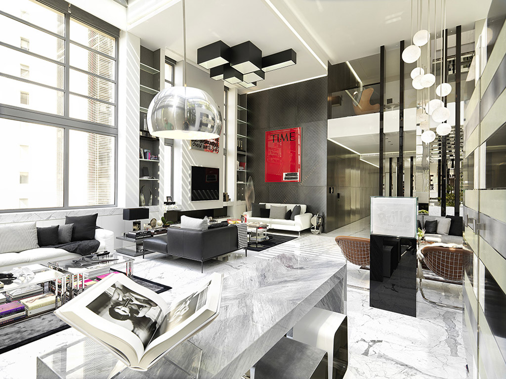 Penthouse a Ashrafieh, progettata dall’architetto Fouad Naayem e il suo studio FNA&Partners. Il marmo delle pareti, modello Tratto della collezione Le Pietre Incise, della Lithos Design Primes è realizzato nel prezioso Bianco Lasa, non a catalogo. Marmo bianco con venature di color giallo oro, molto elegante (foto Ima del Khoury).