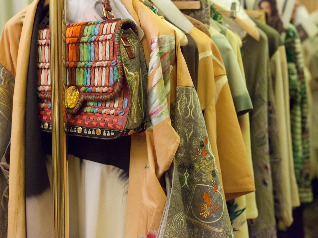 Green Fashion Week 2016. Location: Hotel The Westin Palace Milan. Abiti e accessori creati da Silvia Giovanardi. Tutta la collezione è realizzata con materiali organici biodegradabili, le tinte sono naturali, ricavate da spezie e piante. Sono abiti “terapeutici”, pensati per il benessere di chi li indossa.