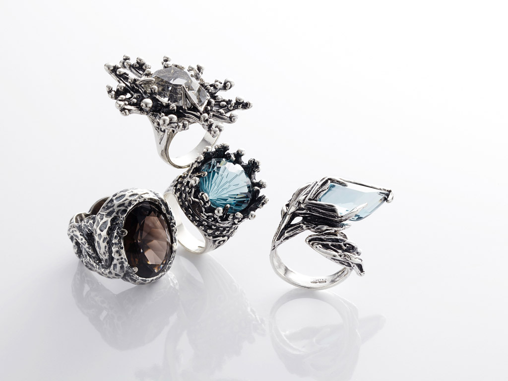 Giovanni Raspini. Una collezione di anelli in argento con pietre incastonate.