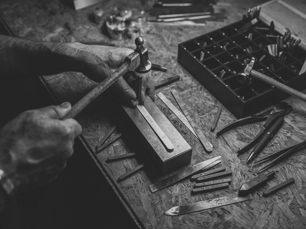 Giovanni Raspini. Un momento della lavorazione dei “Tattoo bangle”. La lastra d’argento battuta a mano può essere personalizzata con una frase scelta dal cliente. È possibile creare il proprio “Tattoo bangle” anche online, sul sito www.giovanniraspini.com