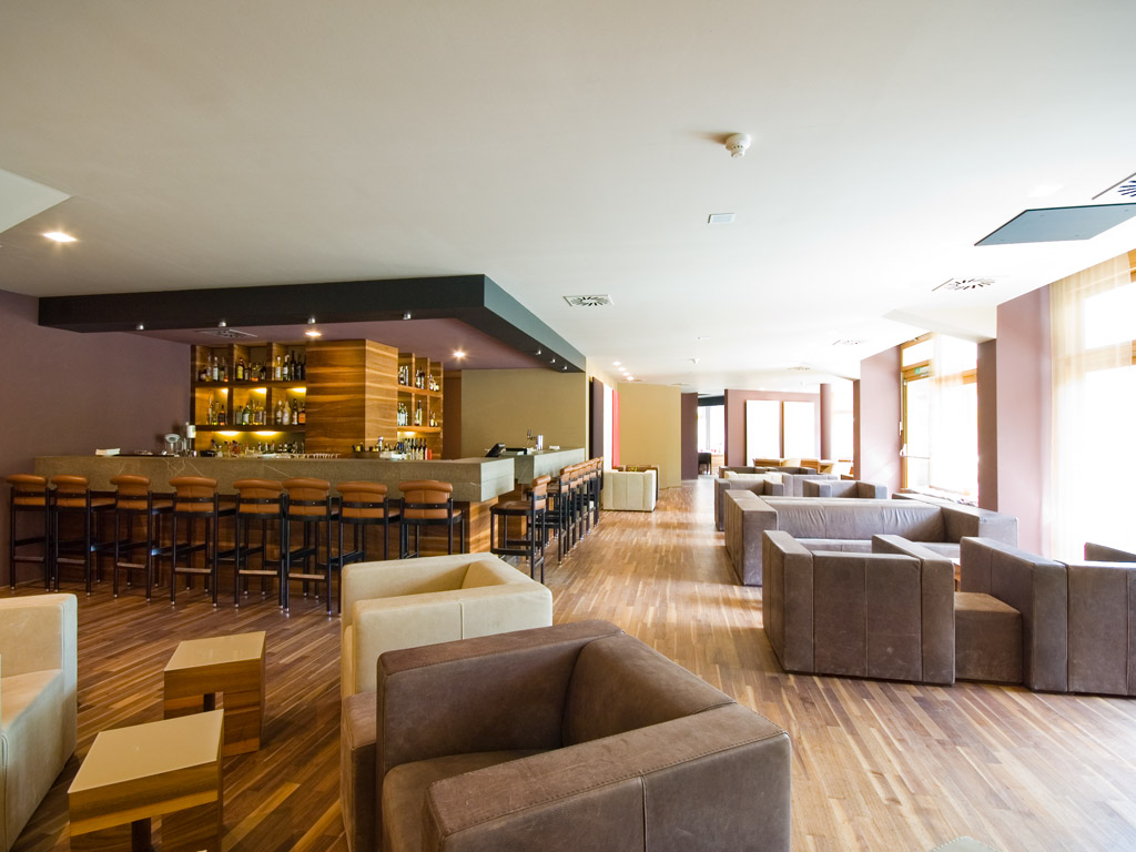 feldmilla.designhotel. Il loungebar e la zona lettura/socializzazione.
