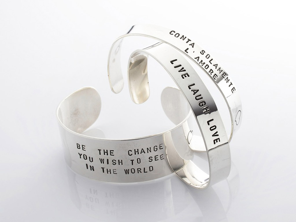 Giovanni Raspini. I “Tattoo bangle”, l’ultima creazione di Giovanni Raspini. Si tratta di una lastra d’argento battuta a mano personalizzabile con una frase scelta dal cliente.