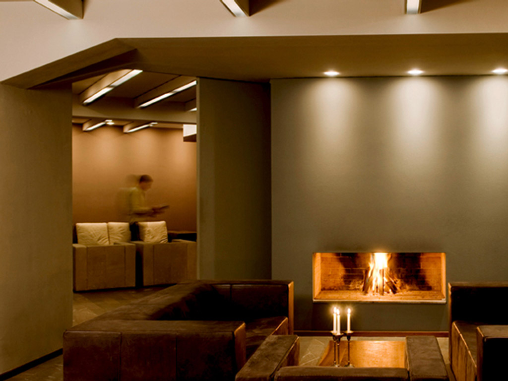 feldmilla.designhotel. Il loungebar e il calore di un fuoco acceso per momenti di riflessioni in solitudine o in compagnia.