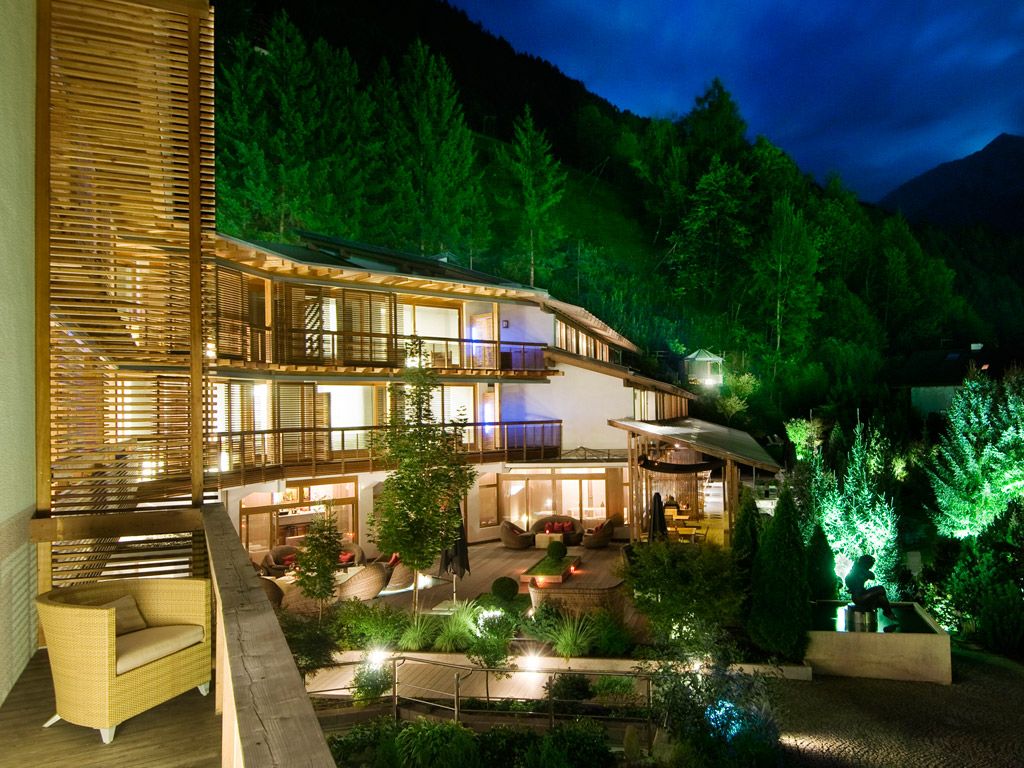 feldmilla.designhotel. Notturna della struttura avvolta dalla Valle Aurina, bellissima da vivere sia in estate che in inverno.
