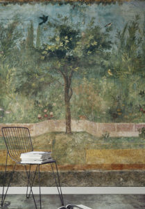 Wallpepper®. “Classic” è una collezione che trae ispirazione dall'arte e dalla tradizione decorativa italiana del passato. Nell'immagine: “Livia”, un affresco con una interpretazione attuale. Nel catalogo “Trend-Line” 2017.