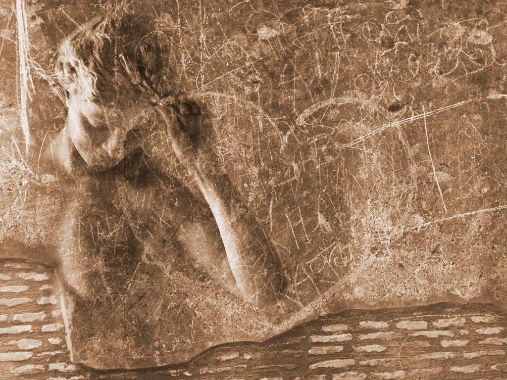 Wallpepper®. Gli autori del catalogo “Fine-Art” interpretano le dinamiche dell’amore. I soggetti di Talitha Puri Negri rappresentano i “santuari” che si creano nei vicoli delle città storiche dove, vicino a sculture o monumenti famosi, gli amanti incidono i muri con nomi, iniziali o frasi d’amore. Nell'immagine “Eternamente noi”.
