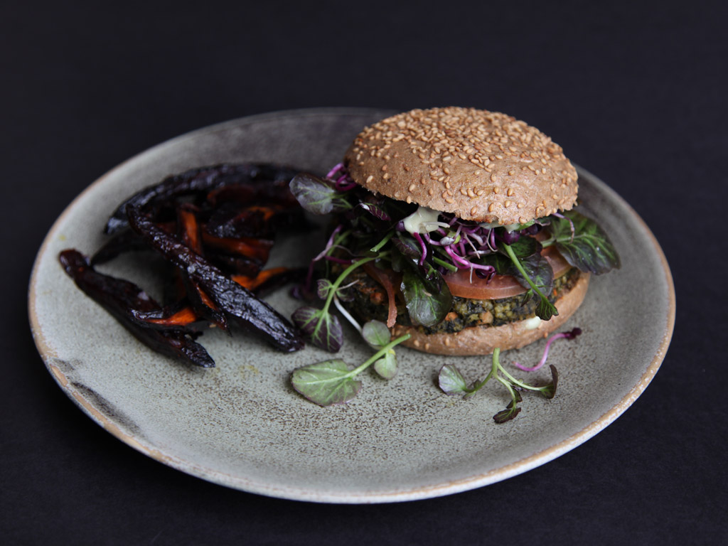 The Green Spot. Barcelona. En Compañía de Lobos. Burger de frijoles negros con pan pretzel. Burger di fagiolo nero con pane pretzel (photo Paula Ospina).