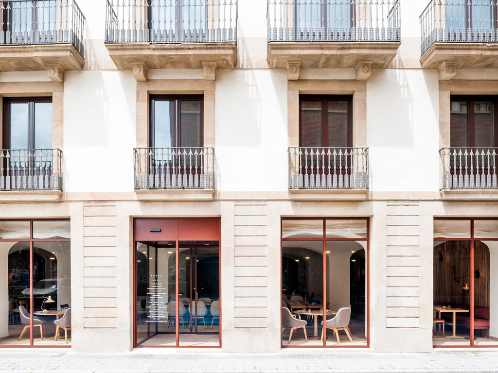 The Green Spot. Barcelona. En Compañía de Lobos. Il ristorante, progettato dall'architetto brasiliano Isay Weinfield, è in C/ de La Reina Cristina 12 a Barcellona. La zona, oggi zona pedonale e area protetta della città, tra gli Anni ’70 e ’80 è stata epicentro del commercio di elettrodomestici (photo Iñigo Bujedo).