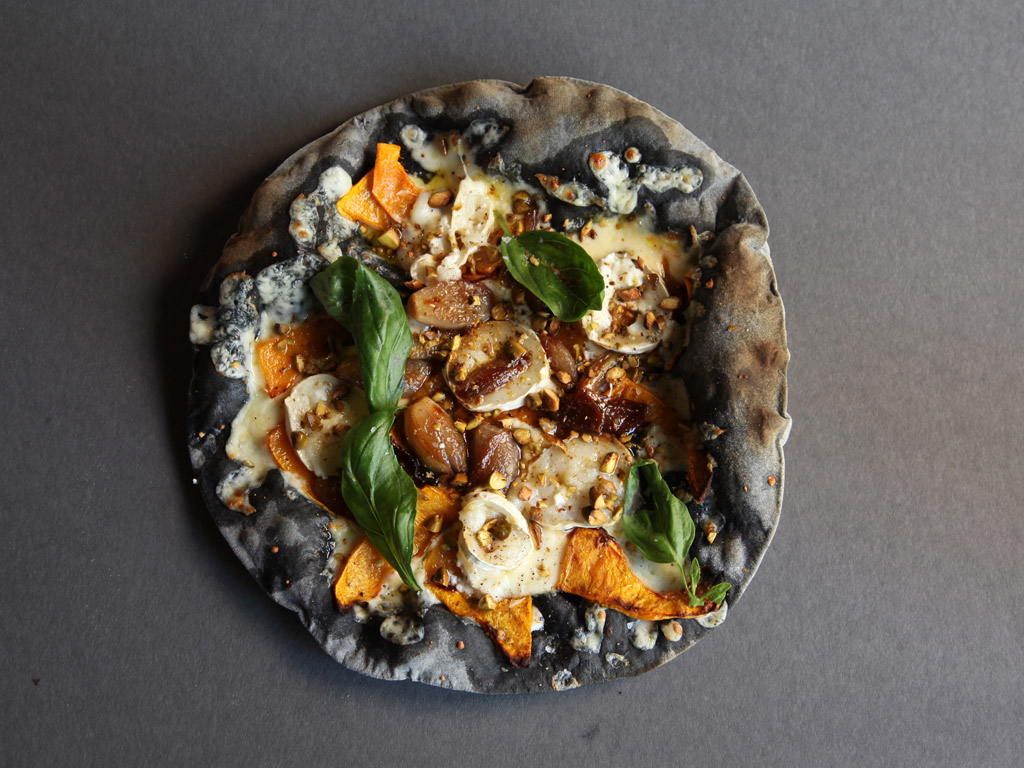 The Green Spot. Barcelona. En Compañía de Lobos. Pizza negra de carbón activado con calabaza, cebolla caramelizada, queso de cabra y pistachos. Pizza nera al carbone vegetale con zucca, cipolle caramellate, formaggio di capra e pistacchi (photo Paula Ospina).
