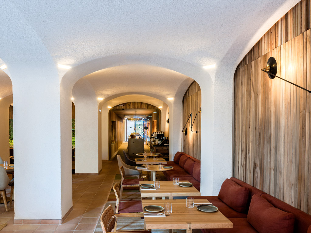The Green Spot. Barcelona. En Compañía de Lobos. Progettato dall'architetto brasiliano Isay Weinfield. Le cucine, nella foto in fondo al corridoio, sono a vista. L’attività dello chef, Marcelino Jimenez, e del suo staff, accompagna i pasti degli ospiti (photo Iñigo Bujedo).
