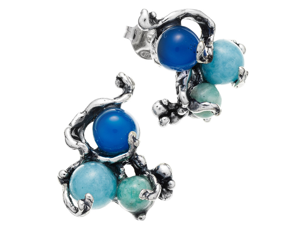 Giovanni Raspini. Primavera Estate 2017. Nella foto, gli orecchini a bottone della Collezione Oceano. Agata blu, angelite e amazzonite. La collezione è composta da: collana e pendente, due bracciali, due anelli e due orecchini.