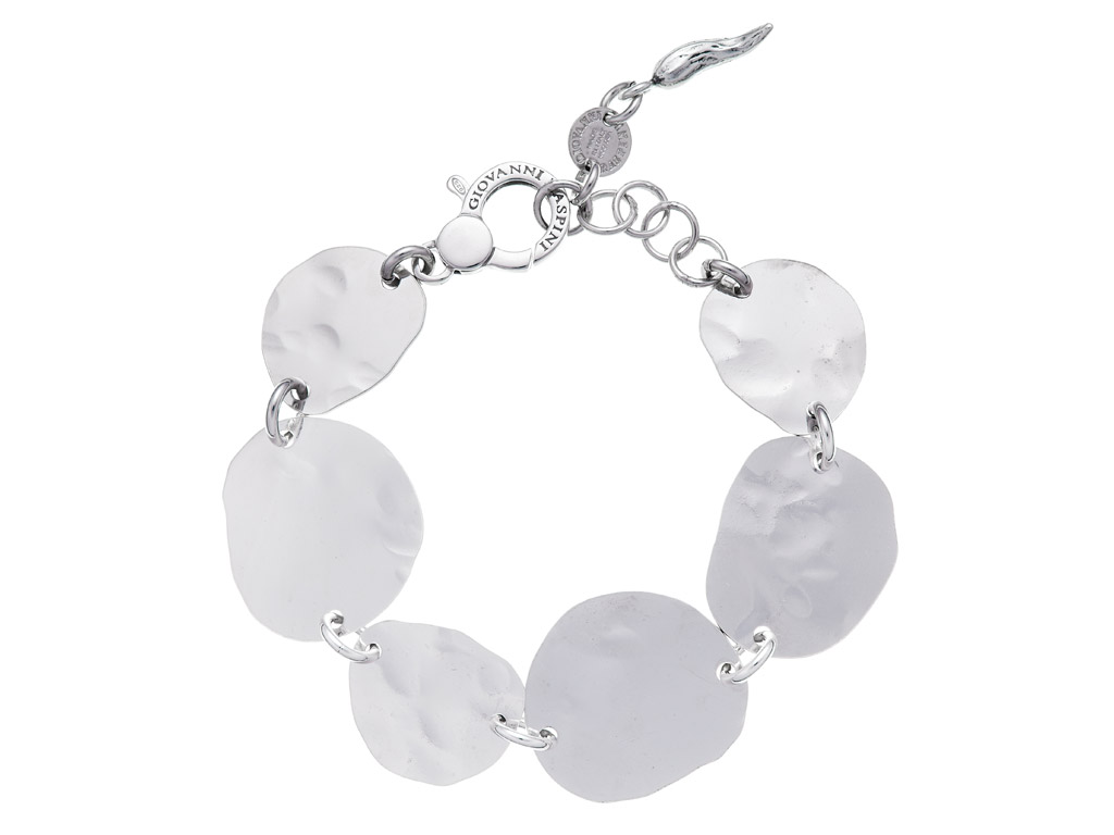 Giovanni Raspini. Primavera Estate 2017. Nella foto il bracciale della collezione Canal Street. Martellatura a mano e forme irregolari. La collezione è composta da: due collane, un bracciale e due orecchini.